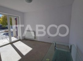 Apartament de vanzare cu 3 camere si 2 balcoane cu bucatarie separata