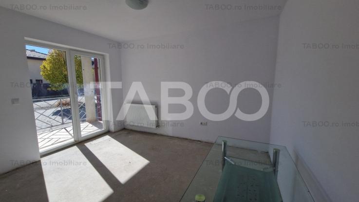 Apartament de vanzare cu 3 camere si 2 balcoane cu bucatarie separata