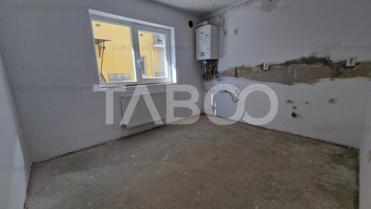 Apartament de vanzare cu 3 camere si 2 balcoane cu bucatarie separata