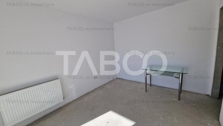 Apartament de vanzare cu 3 camere si 2 balcoane cu bucatarie separata