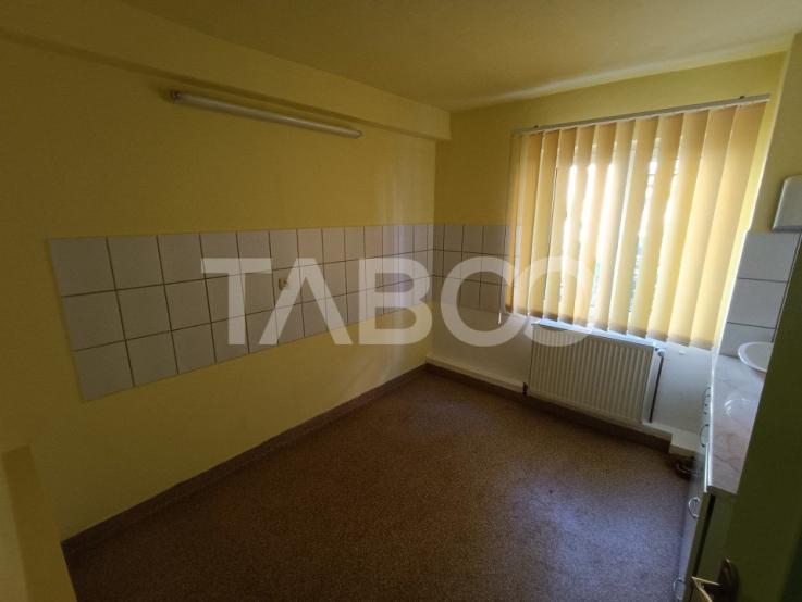 Spatiu comercial 5 incaperi 3 bai 107 mpu boxa zona Cetate Alba Iulia