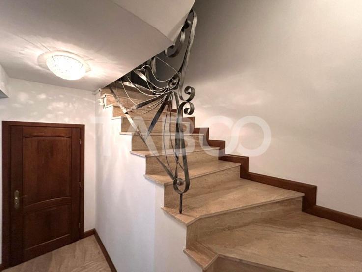 Casa de vanzare cu 5 camere 3 bai 2 balcoane garaj incalzit in Sibiu