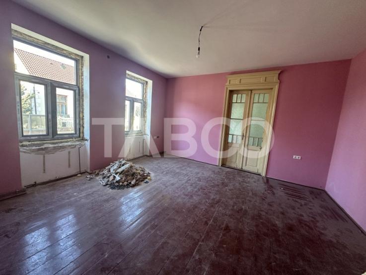 Casa 5 camere pivnita anexa curte libera 250 mp zona Piata Cluj Sibiu