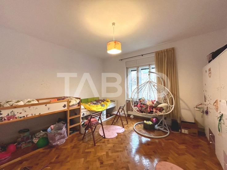 Apartament de vanzare 4 camere 2 bai balcon curte comuna 147 mpu Sibiu