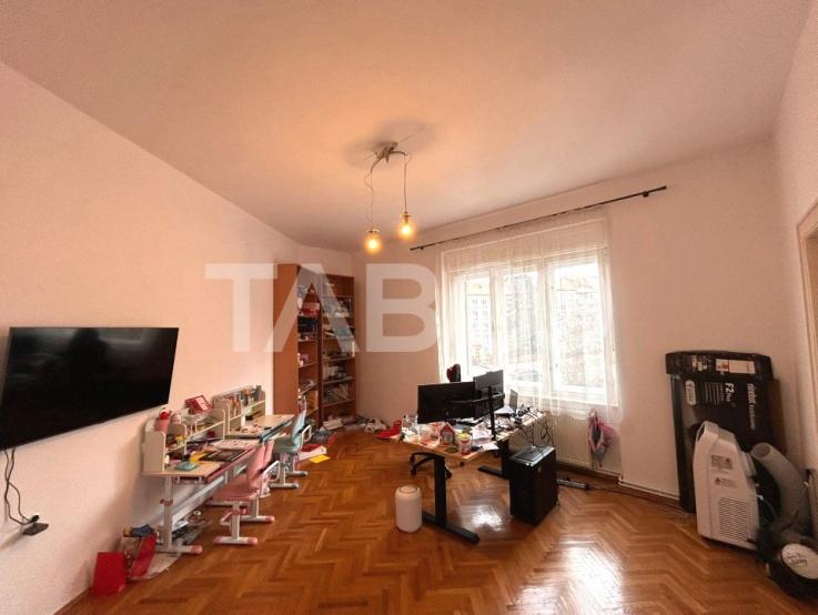 Apartament de vanzare 4 camere 2 bai balcon curte comuna 147 mpu Sibiu