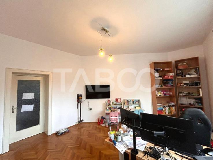 Apartament de vanzare 4 camere 2 bai balcon curte comuna 147 mpu Sibiu