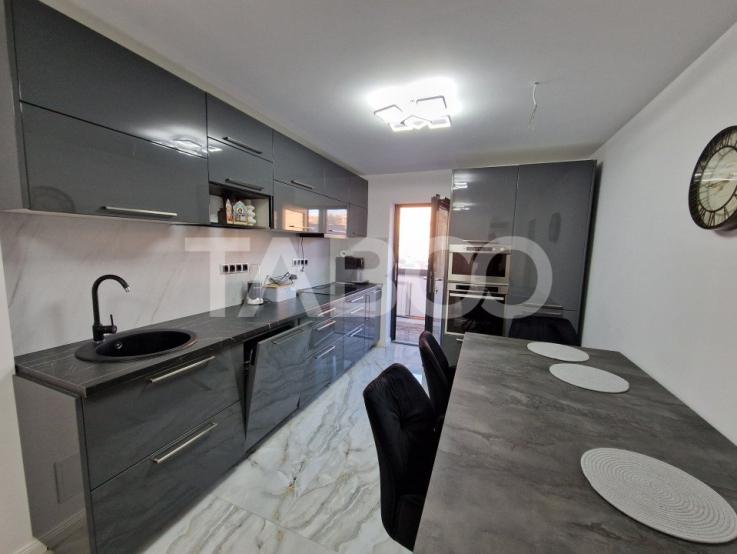 Apartament decomandat cu 3 camere renovat modern cartier Strand