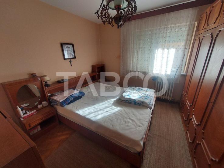 Apartament de vanzare 4 camere 2 bai etaj intermediar zona Strand