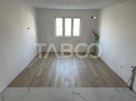 Apartament de vanzare cu 2 camere decomandate cu balcon 