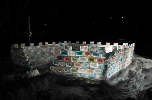 Un barbat din Ontario si-a construit o fortareata de gheata in curtea casei