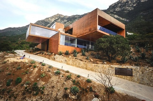 Casa in munti, proiectata in ton cu peisajul