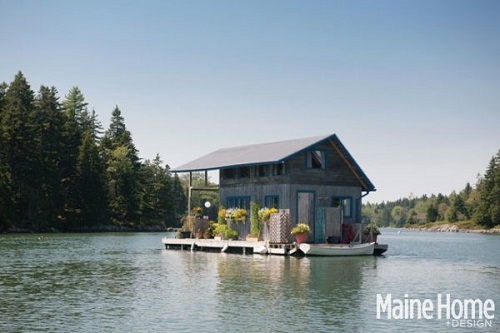 Un cuplu si-a construit o casa plutitoare