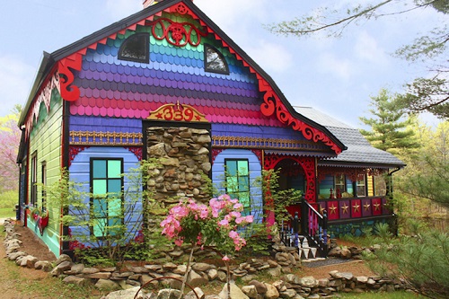 O casa colorata in culorile curcubeului